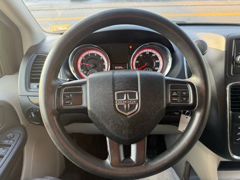 Used 2013 Dodge Grand Caravan SXT image 12