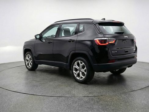 Used 2025 Jeep Compass Latitude image 6