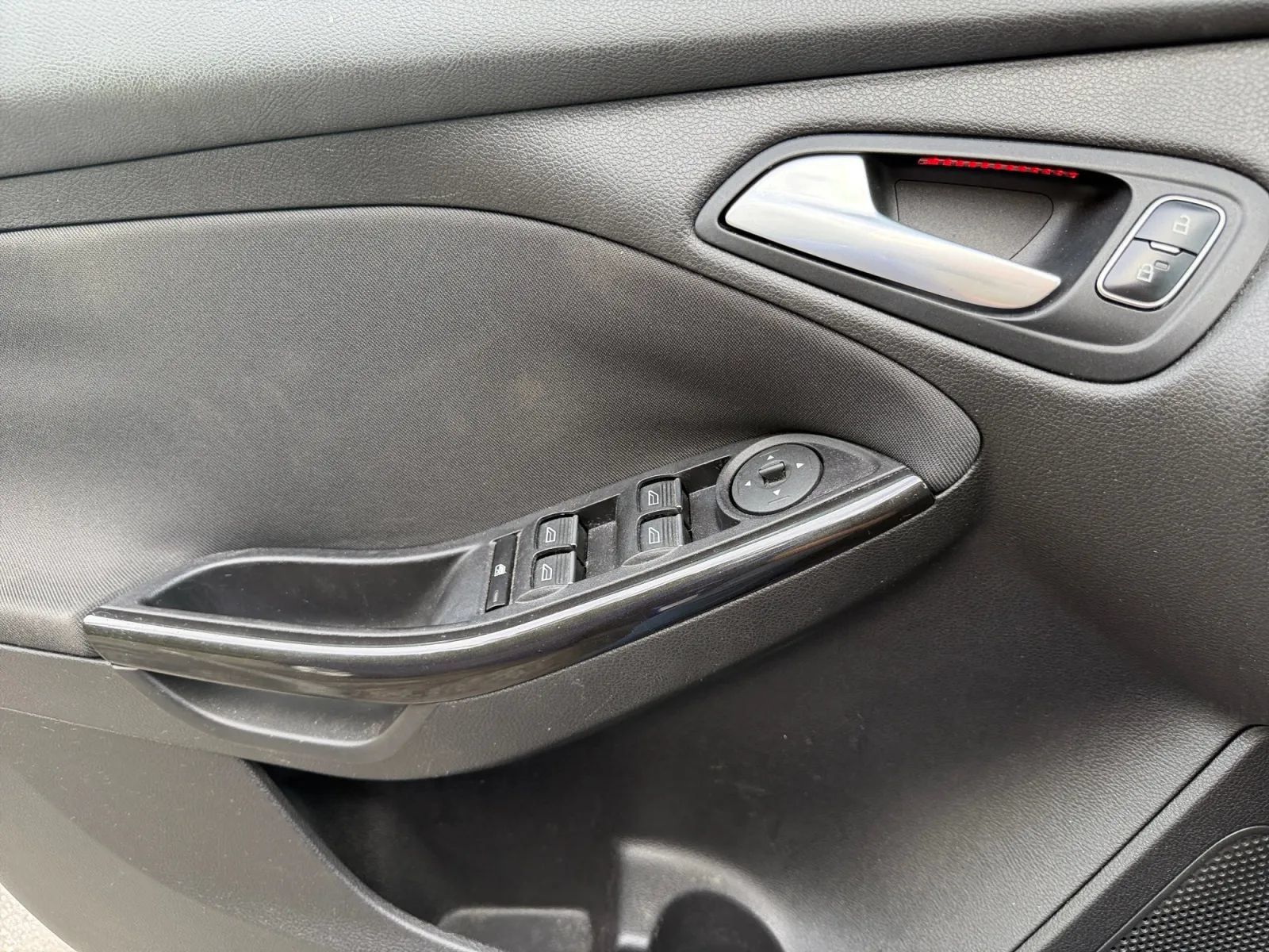 Used 2015 Ford Focus Titanium FWD image 17