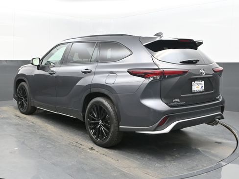 Used 2024 Toyota Highlander XSE image 6