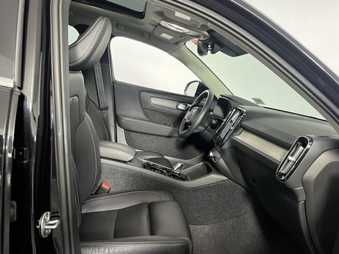Used 2025 Volvo XC40 B5 Plus image 43
