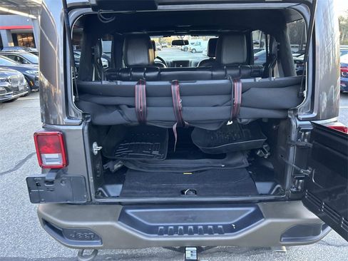 Used 2017 Jeep Wrangler Unlimited Sahara image 13
