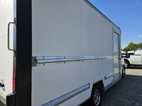 Used 2022 GMC Savana 3500 Extended w/ Power Convenience Package RWD image 11