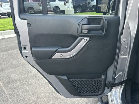 Used 2016 Jeep Wrangler Unlimited Rubicon w/ Dual Top Group AWD/4WD image 22