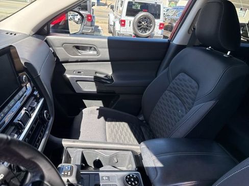 Used 2022 Nissan Pathfinder SV AWD/4WD image 22