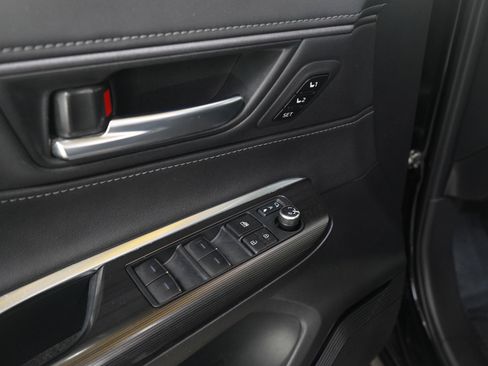 Used 2022 Toyota Venza Limited image 21