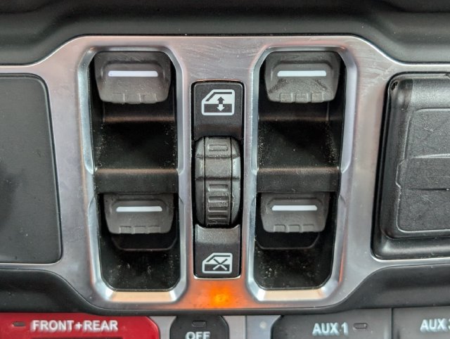 Used 2025 Jeep Wrangler Unlimited Rubicon AWD/4WD image 18