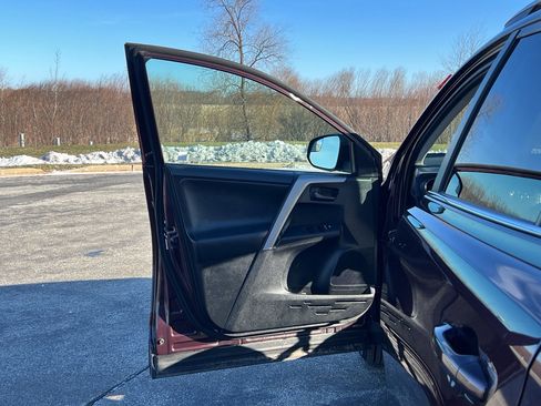 Used 2016 Toyota RAV4 LE image 10