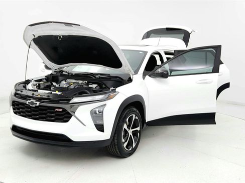 Used 2024 Chevrolet Trax RS w/ Sunroof Package image 9