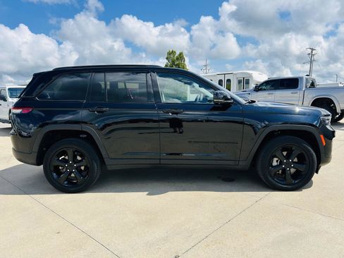 Used 2023 Jeep Grand Cherokee Limited w/ Luxury Tech Group II AWD/4WD image 44