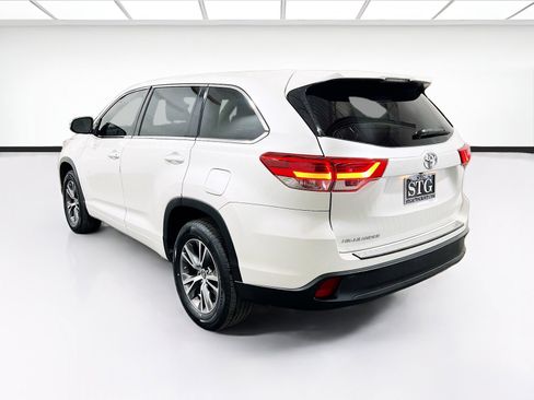 Used 2017 Toyota Highlander LE FWD image 6