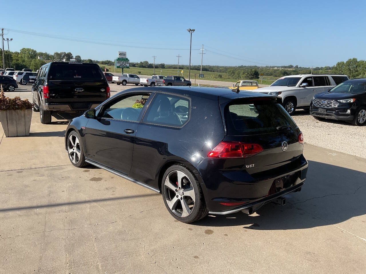 Used 2015 Volkswagen GTI SE FWD image 6