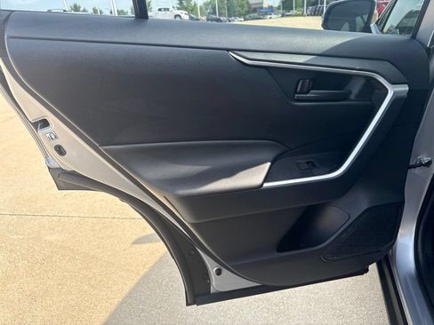 Used 2019 Toyota RAV4 LE w/ Carpet Mat Package AWD/4WD image 19