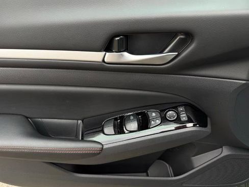New 2025 Nissan Altima 2.5 SR image 19