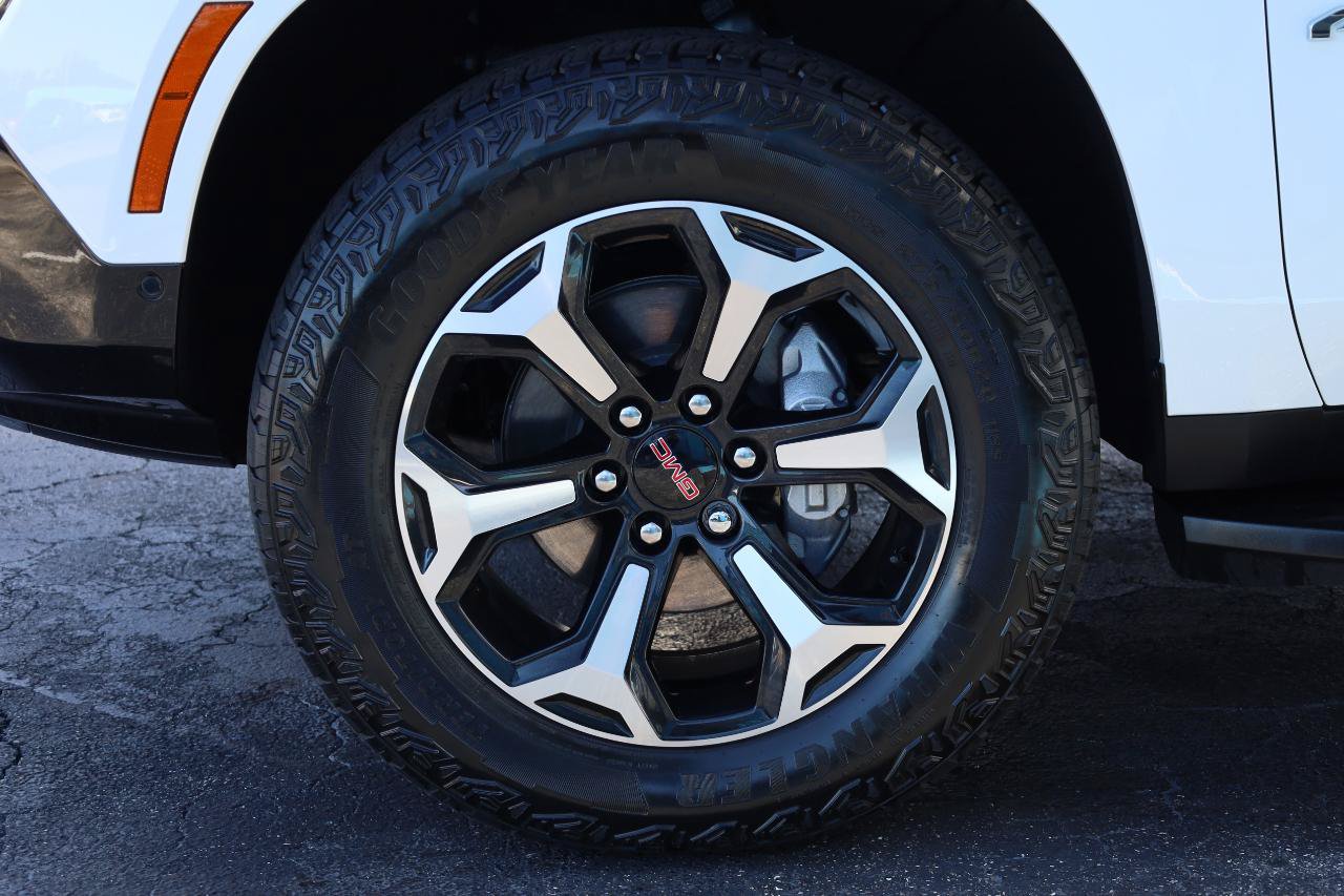Used 2025 GMC Yukon XL AT4 AWD/4WD image 5