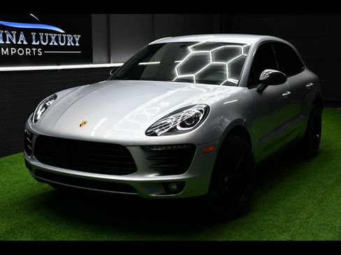 Used 2018 Porsche Macan AWD/4WD image 1