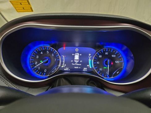 Used 2020 Chrysler Pacifica Limited image 18