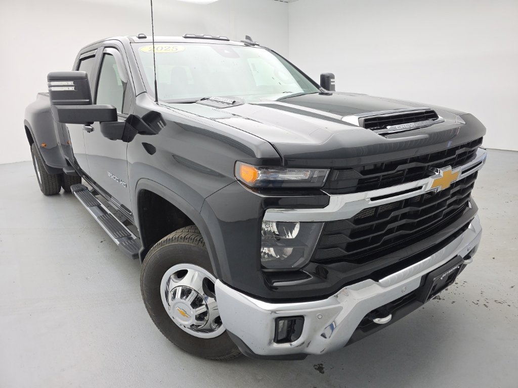 Used 2025 Chevrolet Silverado 3500 LT w/ Safety Package AWD/4WD image 4
