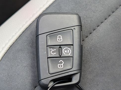 Used 2025 Volkswagen Taos SE AWD/4WD image 31