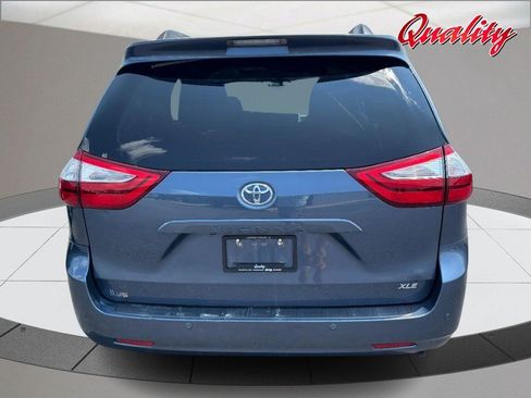 Used 2017 Toyota Sienna XLE Premium FWD image 4