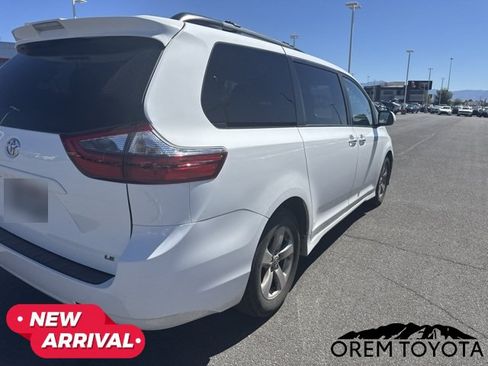 Used 2020 Toyota Sienna LE w/ LE Preferred Package FWD image 4