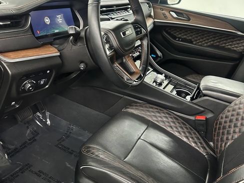 Used 2023 Jeep Grand Cherokee Summit AWD/4WD image 10