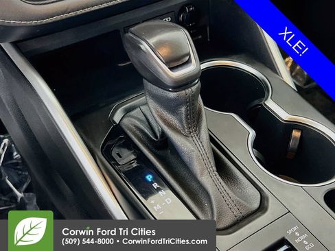 Used 2022 Toyota Highlander XLE AWD/4WD image 10