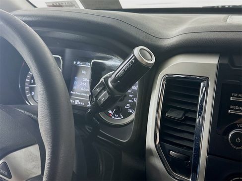 Used 2017 Nissan Titan SV image 16