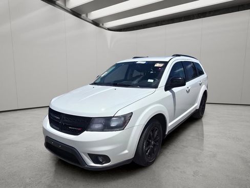 Used 2019 Dodge Journey SE w/ Blacktop Package FWD image 2