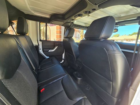 Used 2015 Jeep Wrangler Unlimited Sahara image 15