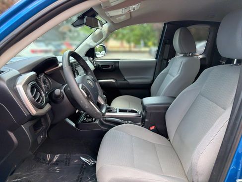 Used 2018 Toyota Tacoma SR5 AWD/4WD image 11