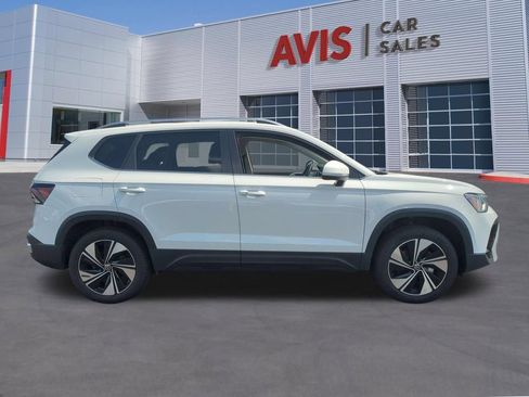 Used 2025 Volkswagen Taos SE AWD/4WD image 5