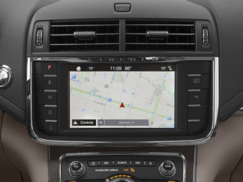 Used 2017 Lincoln Continental Select image 17