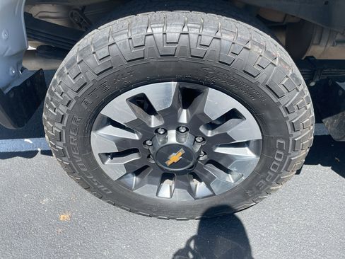 Used 2022 Chevrolet Silverado 2500 Custom w/ Custom Value Package AWD/4WD image 15