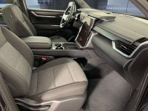 Used 2025 GMC Acadia Elevation AWD/4WD image 13