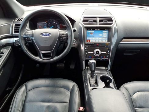 Used 2018 Ford Explorer Limited w/ Equipment Group 301A FWD image 17