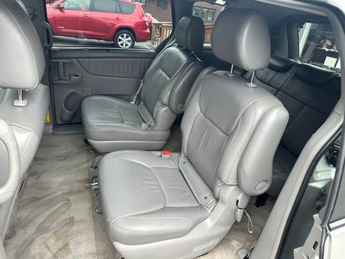Used 2010 Toyota Sienna XLE FWD image 10