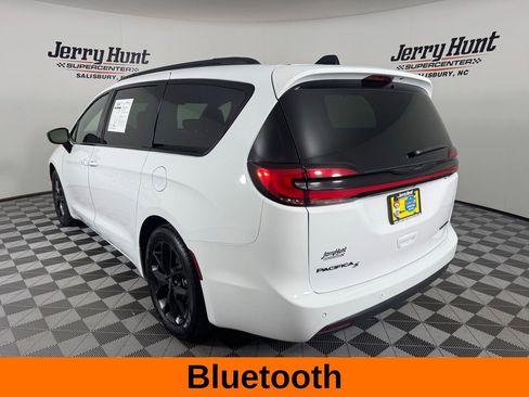 Used 2025 Chrysler Pacifica Limited FWD image 9