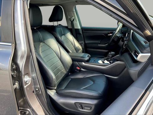 Used 2024 Toyota Highlander XLE FWD image 9