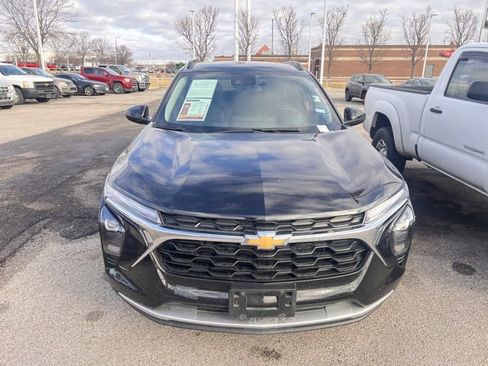 Used 2025 Chevrolet Trax LT w/ LT Convenience Package image 2