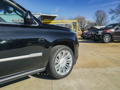 Used 2018 Cadillac Escalade Platinum image 28