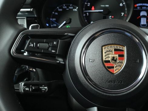 Certified 2025 Porsche Macan image 9