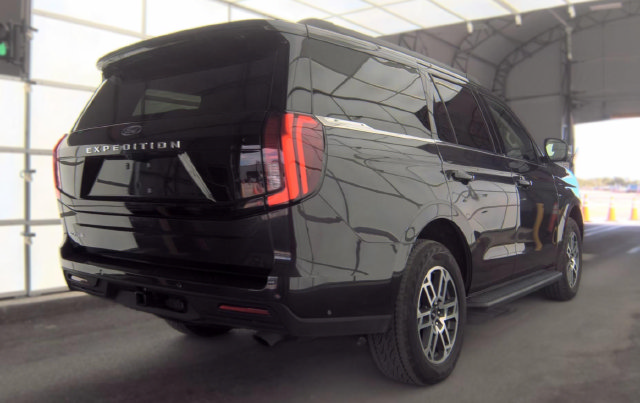 Used 2025 Ford Expedition Active AWD/4WD image 3