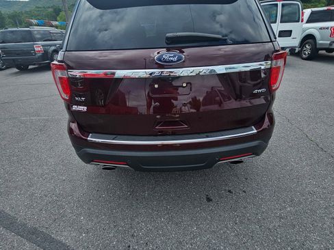Used 2018 Ford Explorer XLT w/ Equipment Group 202A image 5