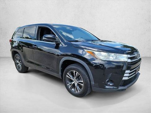 Used 2019 Toyota Highlander LE FWD image 3