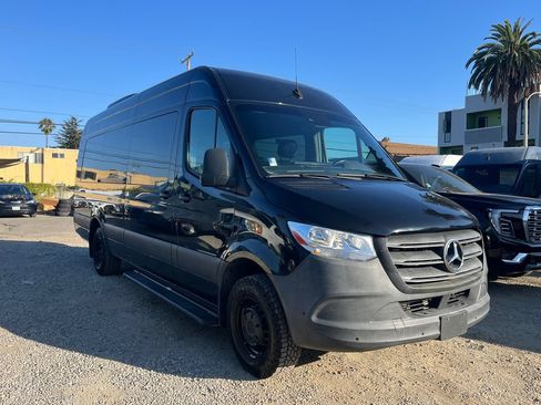 Used 2021 Mercedes-Benz Sprinter 3500 w/ Windows All Around Package image 3