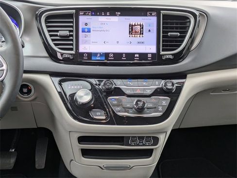 Used 2024 Chrysler Pacifica Touring-L image 21
