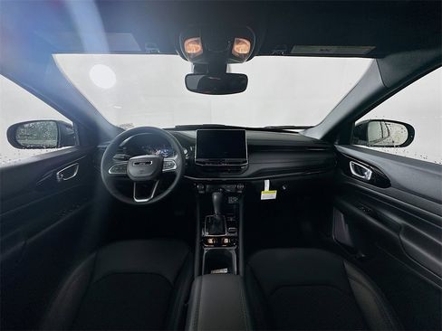 New 2026 Jeep Compass Latitude image 10