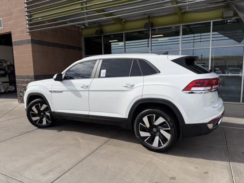 Used 2024 Volkswagen Atlas Cross Sport SE w/ Panoramic Sunroof Package image 5