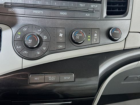 Used 2011 Toyota Sienna LE w/ Towing Pkg FWD image 15